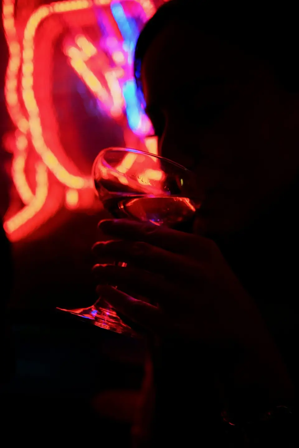 Cóctel con luz de neón