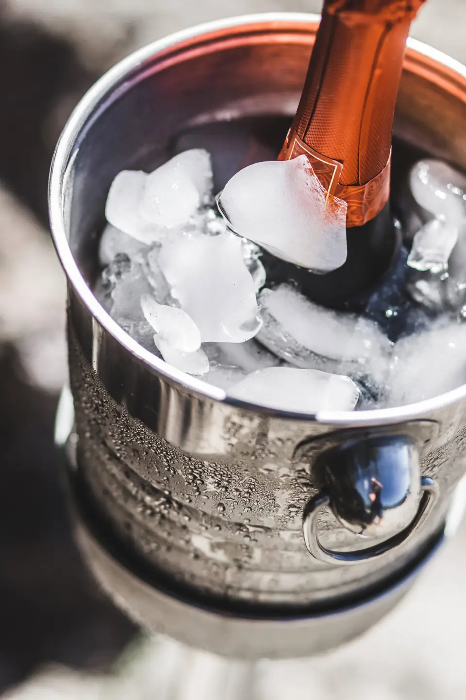 Botella de cava en una cubitera con hielo