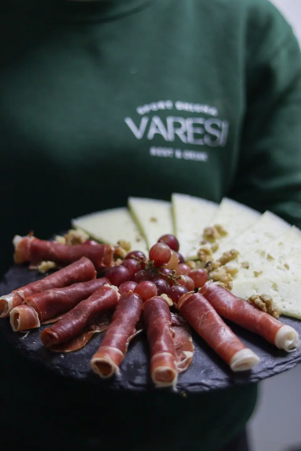 Ensalada servida por el equipo de Varesi