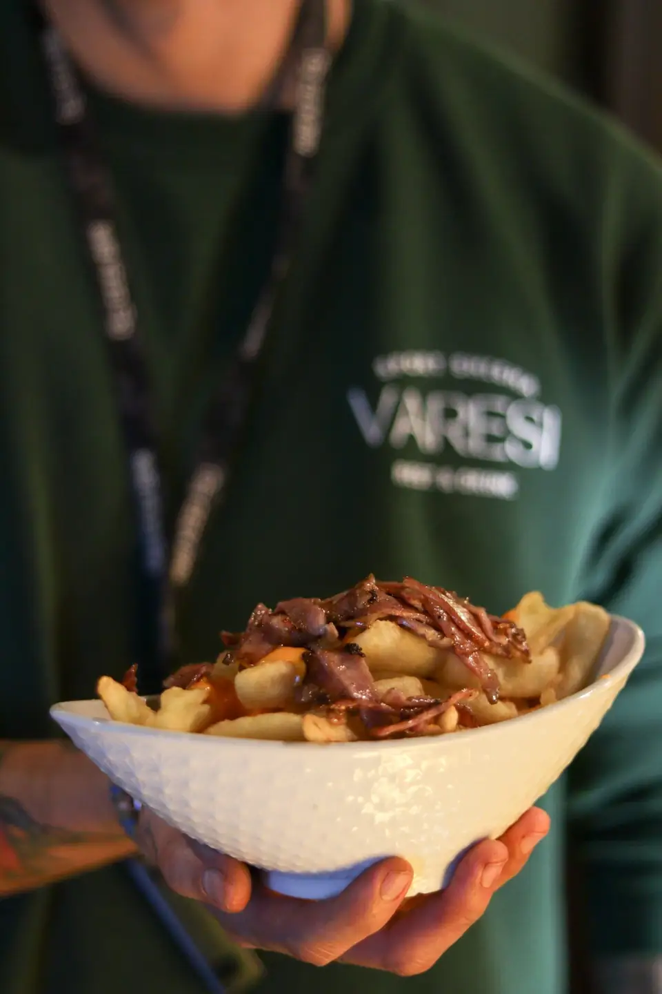 Patatas con carne servidas por el equipo de Varesi