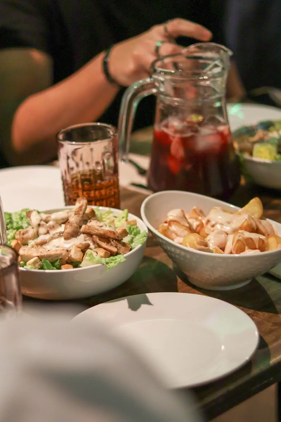 Mesa con sangría y platos para compartir